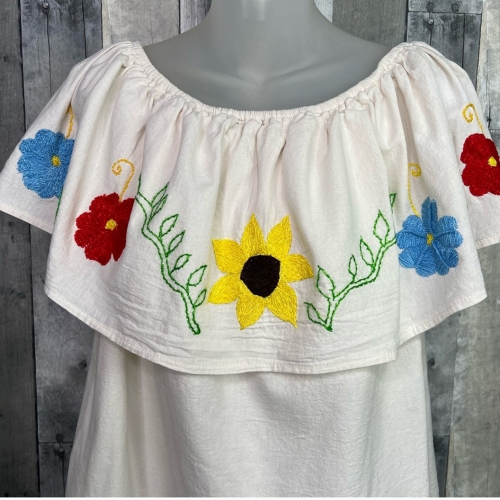 NWOT, Floral, Embroidered, White, Off-Shoulders, Mexican, Halter Top🌸🌼🌺